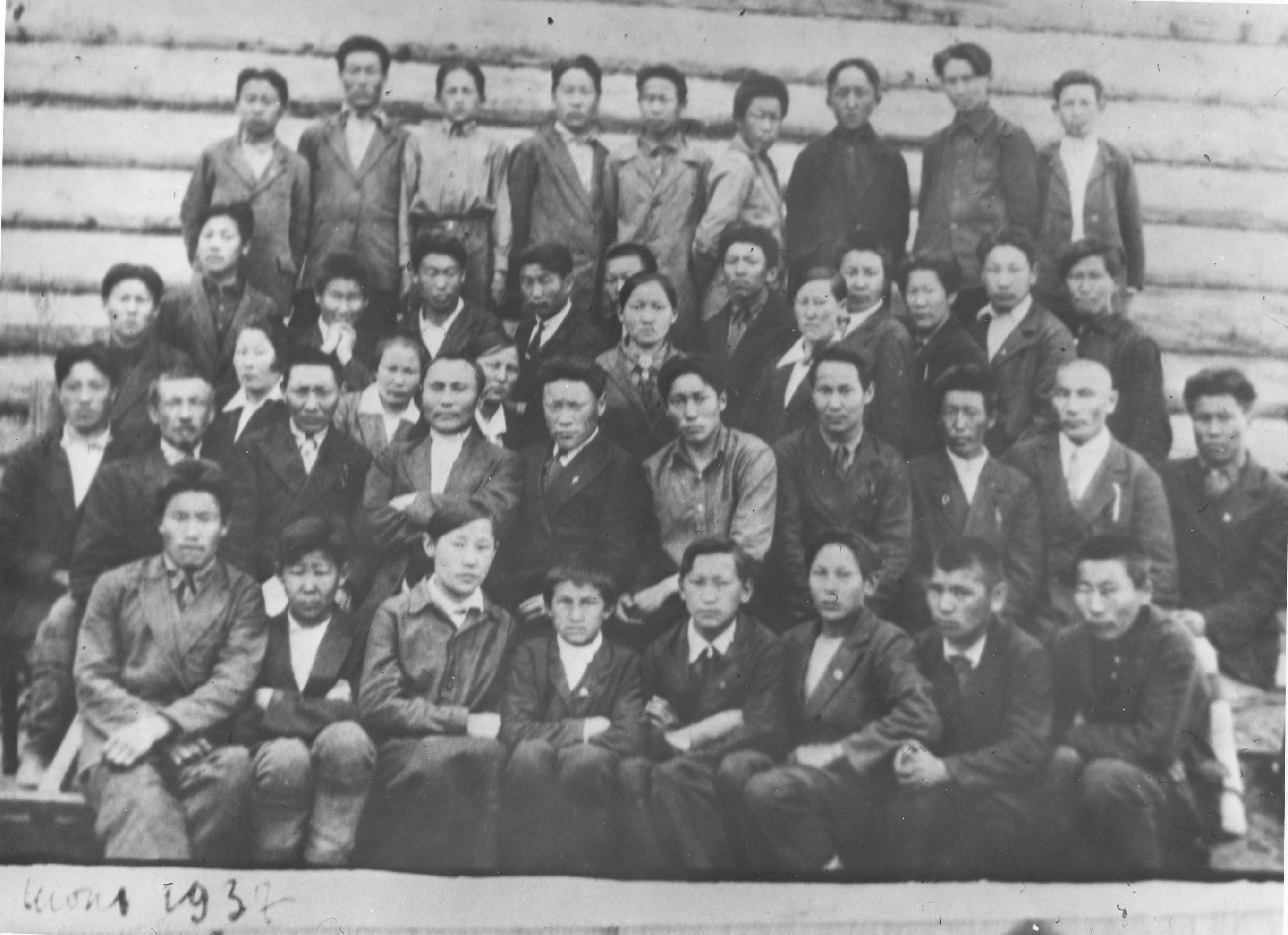 Булгунняхтахская школа, 1937 выпускники с учителями